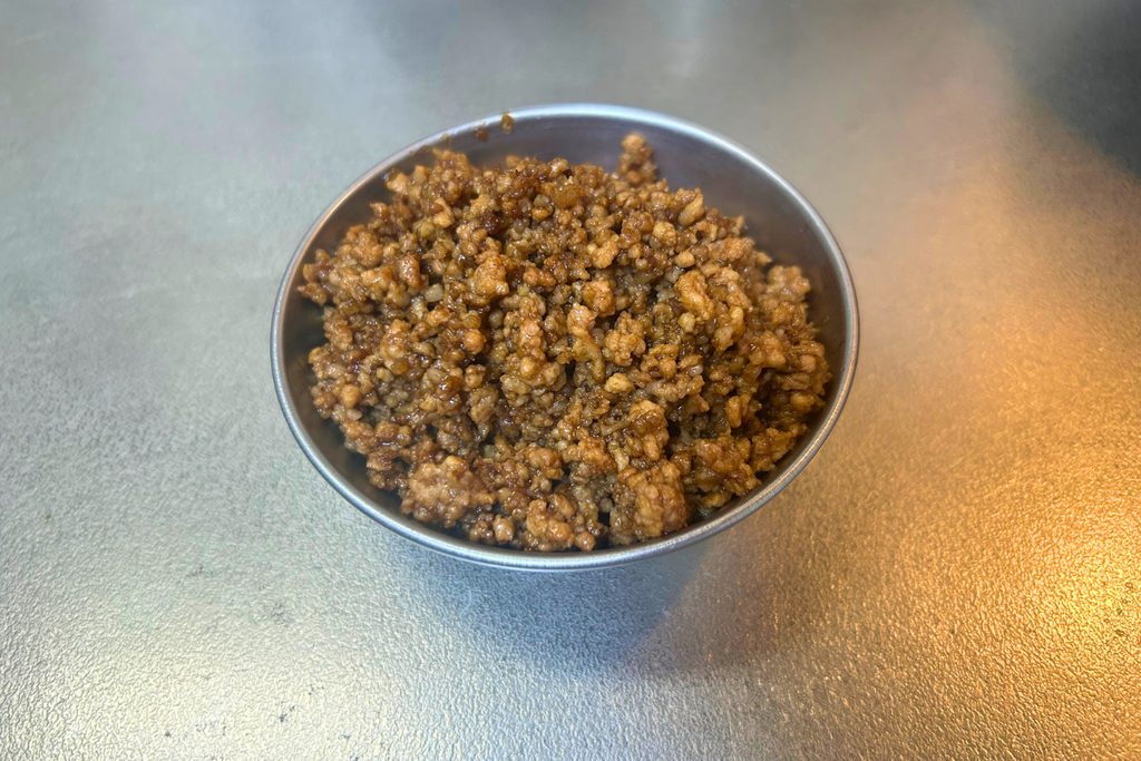 ステンレスの小鉢に盛った、茶色く粒の立った炸醤（中華の肉味噌）