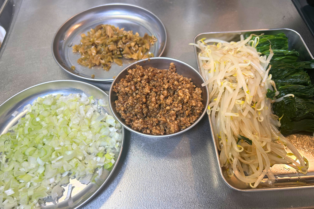 担々麺の下準備。粗みじん切りの葱花、みじん切りの搾菜、肉味噌（炸醤）、ゆでたもやしとほうれん草