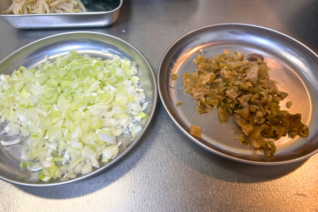 長ねぎを粗みじん切りにした葱花と、みじん切りにした搾菜