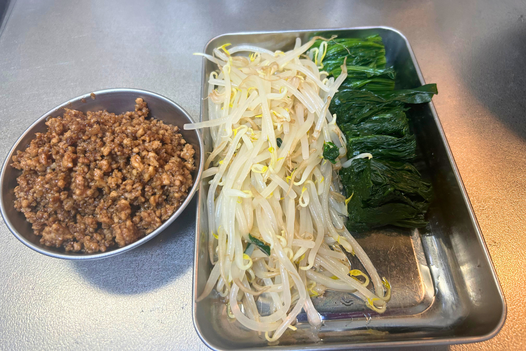 担々麺の具。肉味噌（炸醤）と、ゆでたもやし、ゆでて切ったほうれん草
