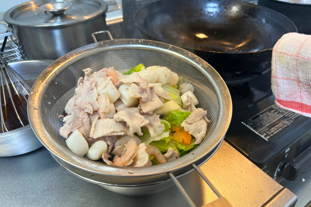 煨で8割ほど火を通し、ザルに上げた八宝菜の具材。