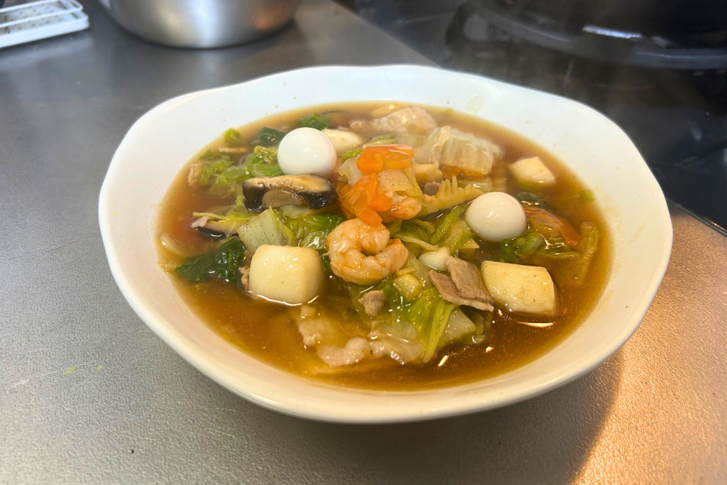 うずらの卵をのせた、醤油味の八宝菜の完成写真。