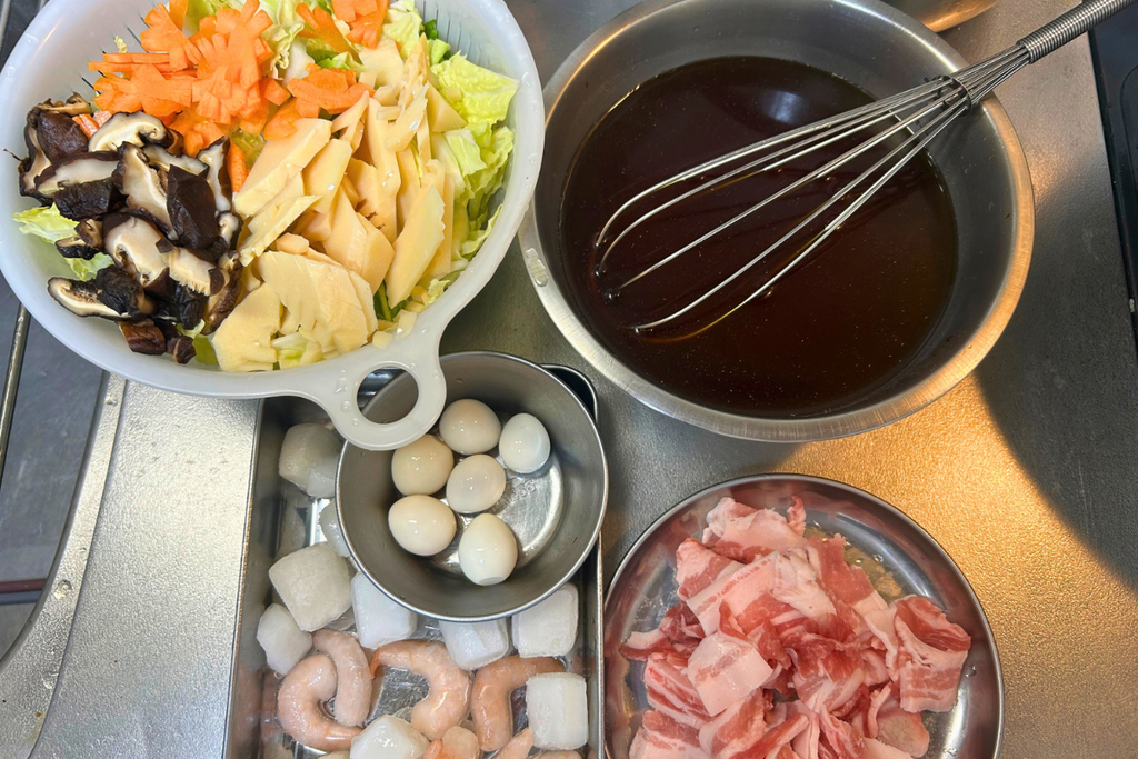 八宝菜の材料一式。下ごしらえした野菜、合わせ調味料、冷凍のエビ・イカ、うずら、豚バラ肉。