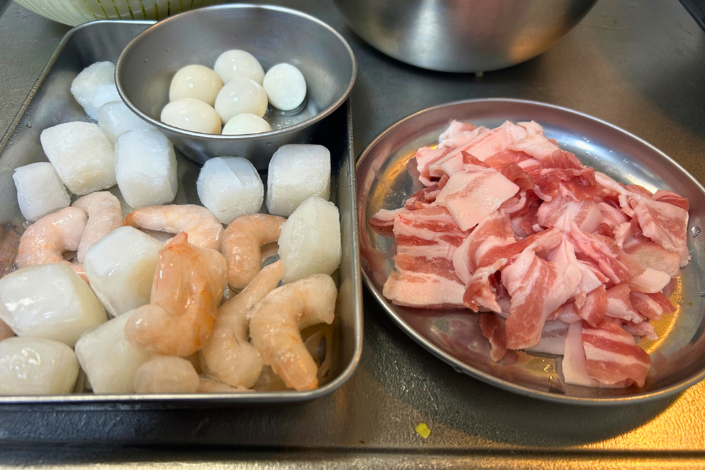 一口大に切った豚バラ肉と、冷凍のエビ・イカ、うずらの水煮。