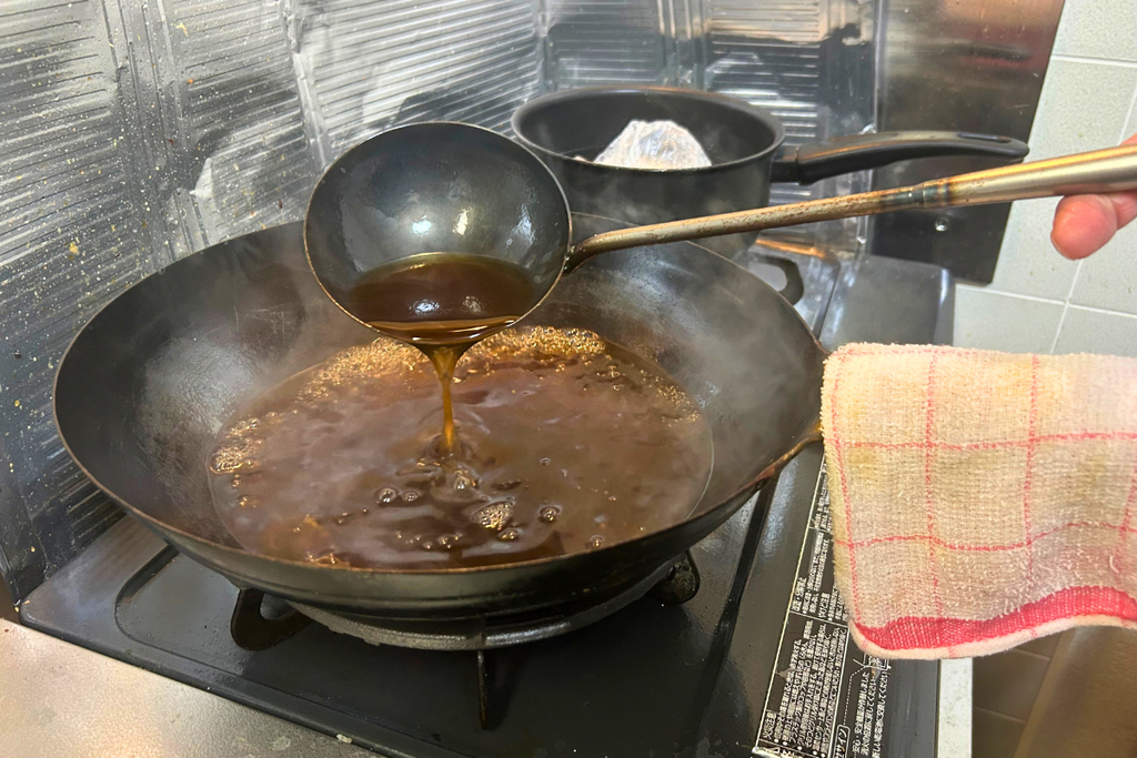 お玉からあんが糸を引くように落ちる、とろみの目安。