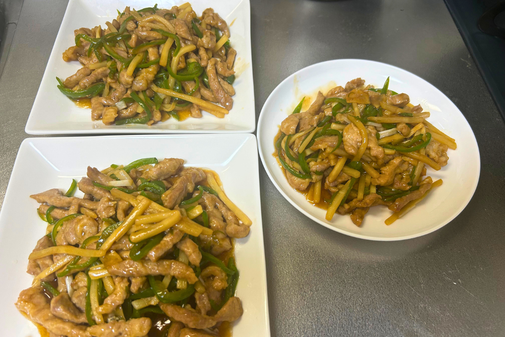 豚肩ロース約400gで作った、約3〜4人前の青椒肉絲
