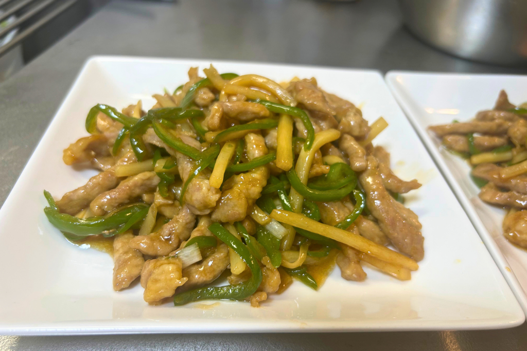 白い角皿に盛った、豚肉・ピーマン・筍の青椒肉絲