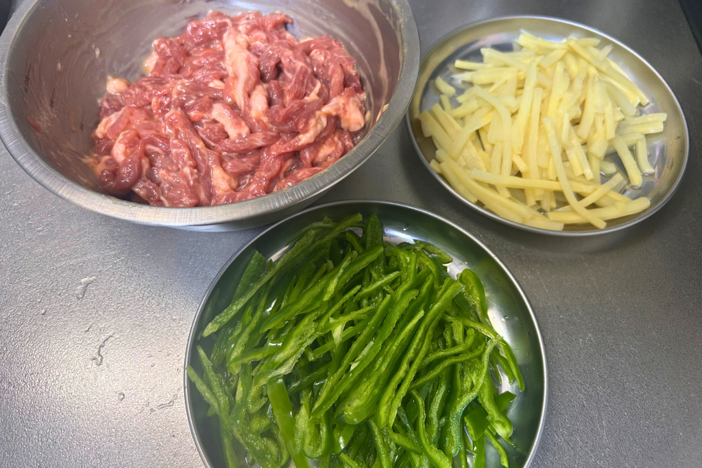 同じ太さの細切りに揃えた、豚肉・ピーマン・筍