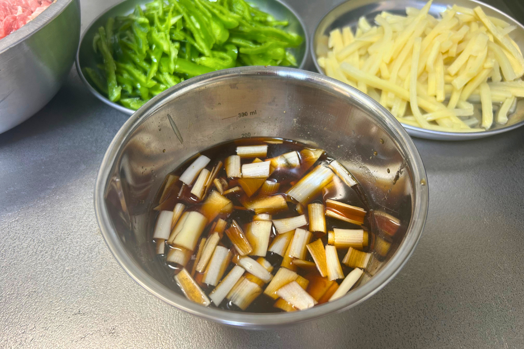 葱と生姜を沈めておいた、青椒肉絲の合わせ調味料