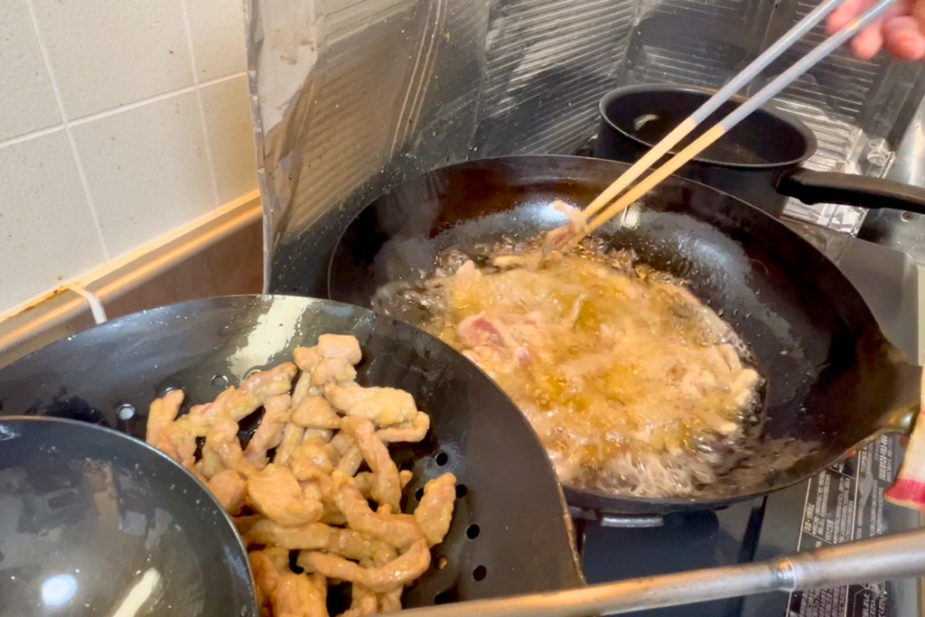 1回目の肉を取り出し、2回目の豚肉を油通ししているところ