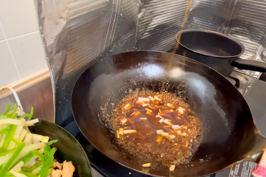 水溶き片栗粉でとろみをつけ、ツヤの出たタレ